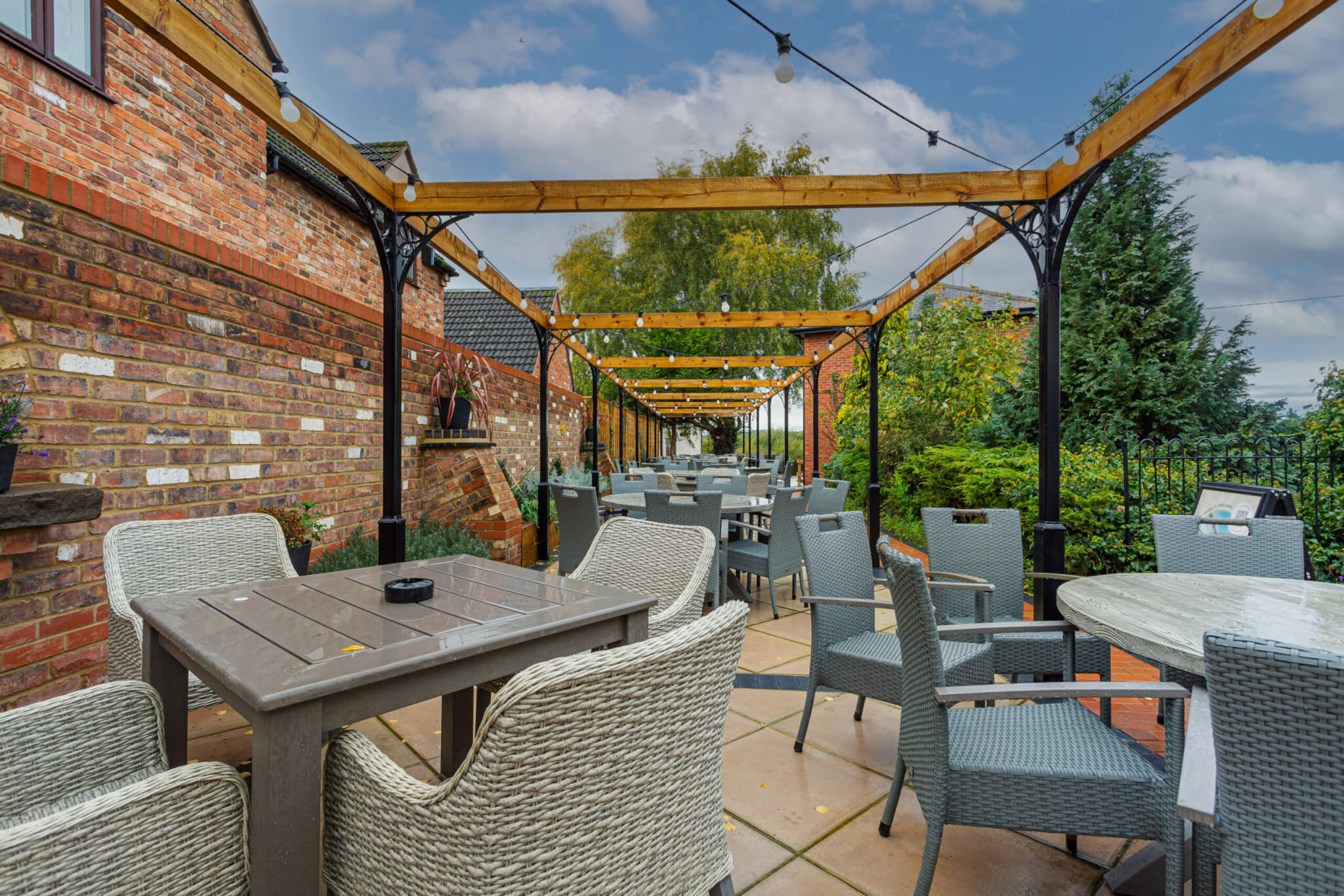 Tudor House Hotel Tewkesbury Gardens and Courtyards scaled